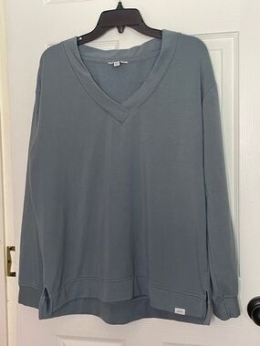 Orvis Women’s V-Neck Long Sleeve Pullover in Slate Blue. Size L